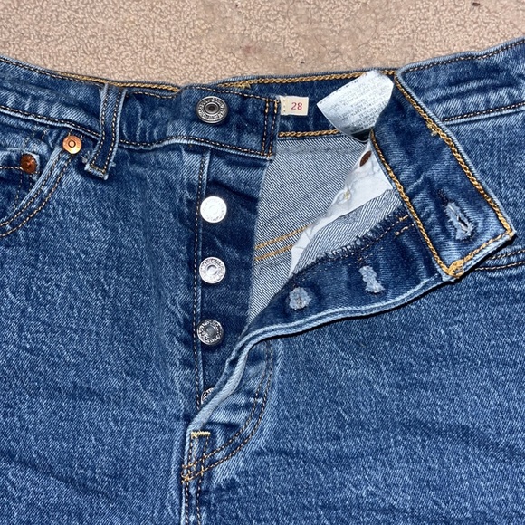 Levis Premium Ribcage Shorts - Picture 2 of 5